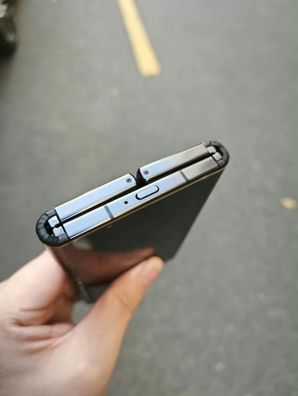 这是早年小米折叠手机的工程机。网上很多人说小米喜欢摘桃，基本上都属于选择性失明[思考]事实上，任何的