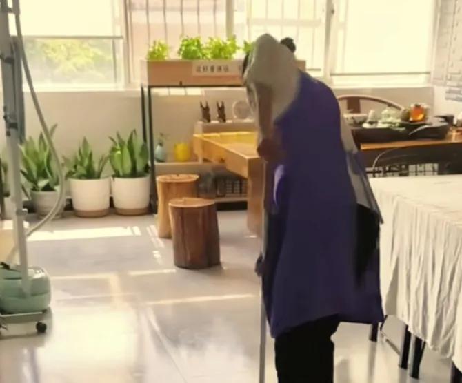 上海独居男离世12分钟，保姆转首笔款，两天偷50万还哭求轻判9点33分离世，