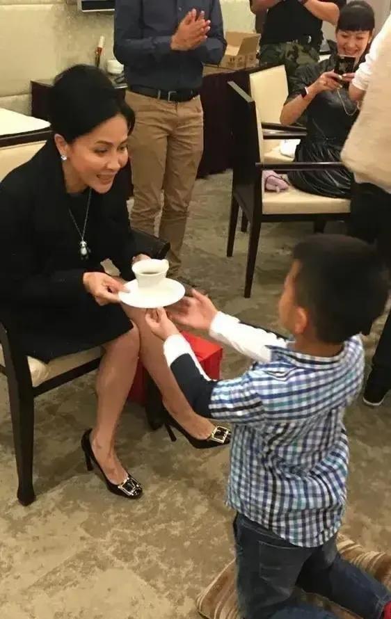 2015年，胡军的儿子康康过7岁生日，刘嘉玲当着众人面，随手大方地送了套价值30