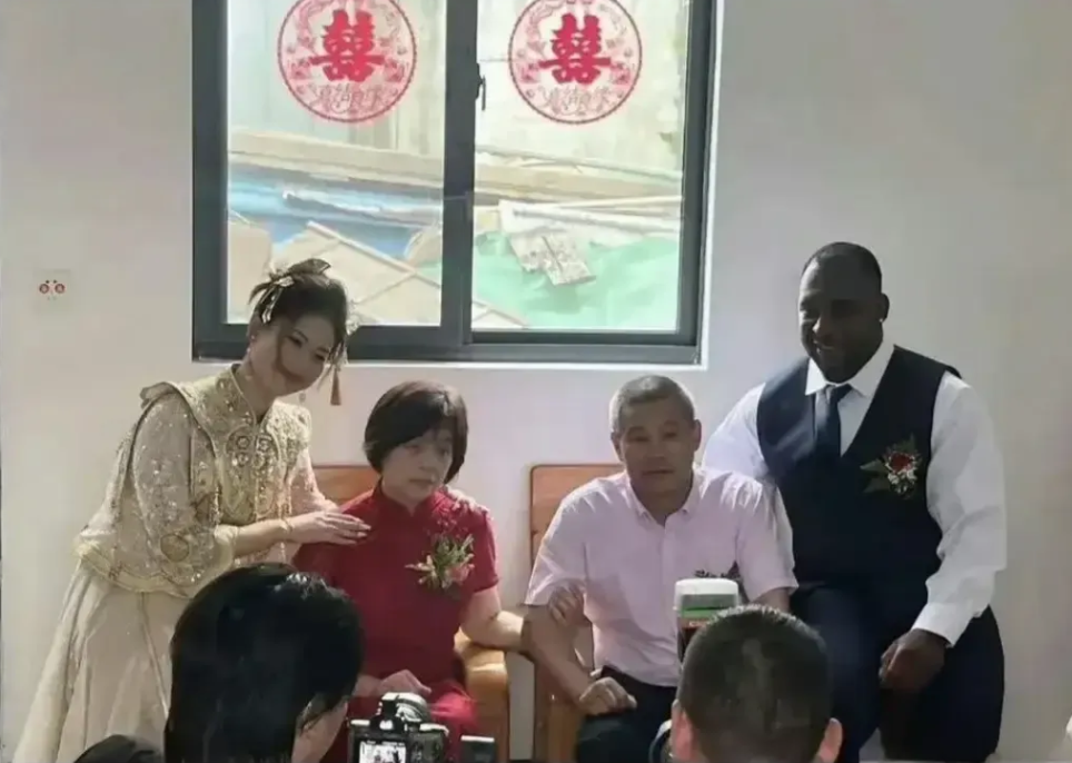 岳父岳母你们怎么不笑呢？是不爱笑吗？