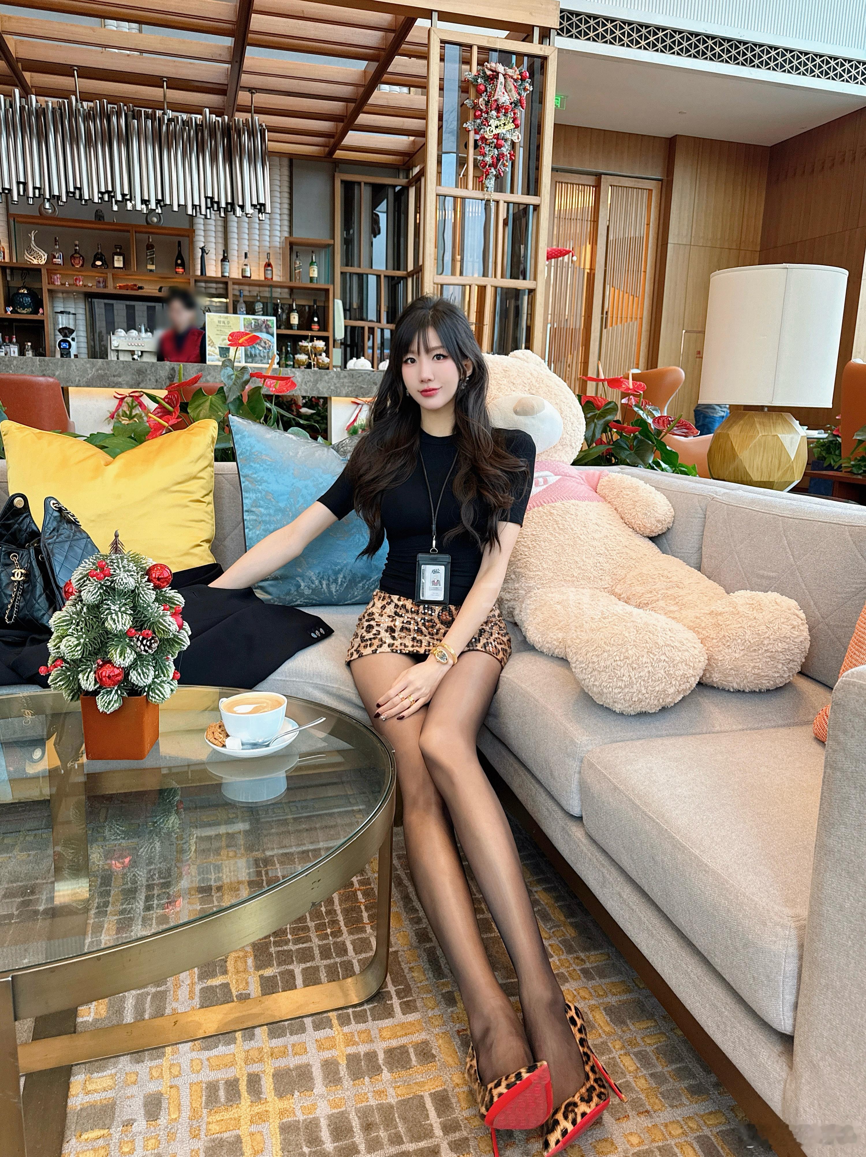 红底👠燕亚轩今天穿什么随手拍