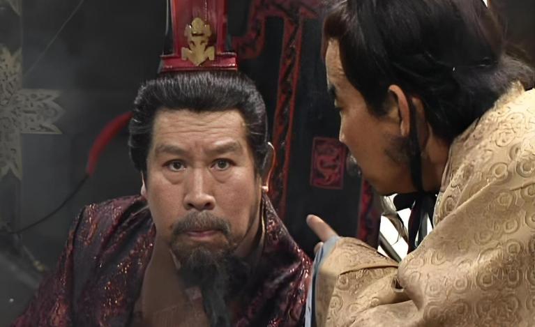 207年，张绣自杀身亡。曹操训斥曹丕说：“张绣是一员猛将，既然已经投降了，你又何