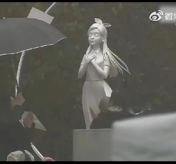 很奇怪，大s的雕像既不是她本人的样子，也不是她演绎的角色模样，竟然是一个