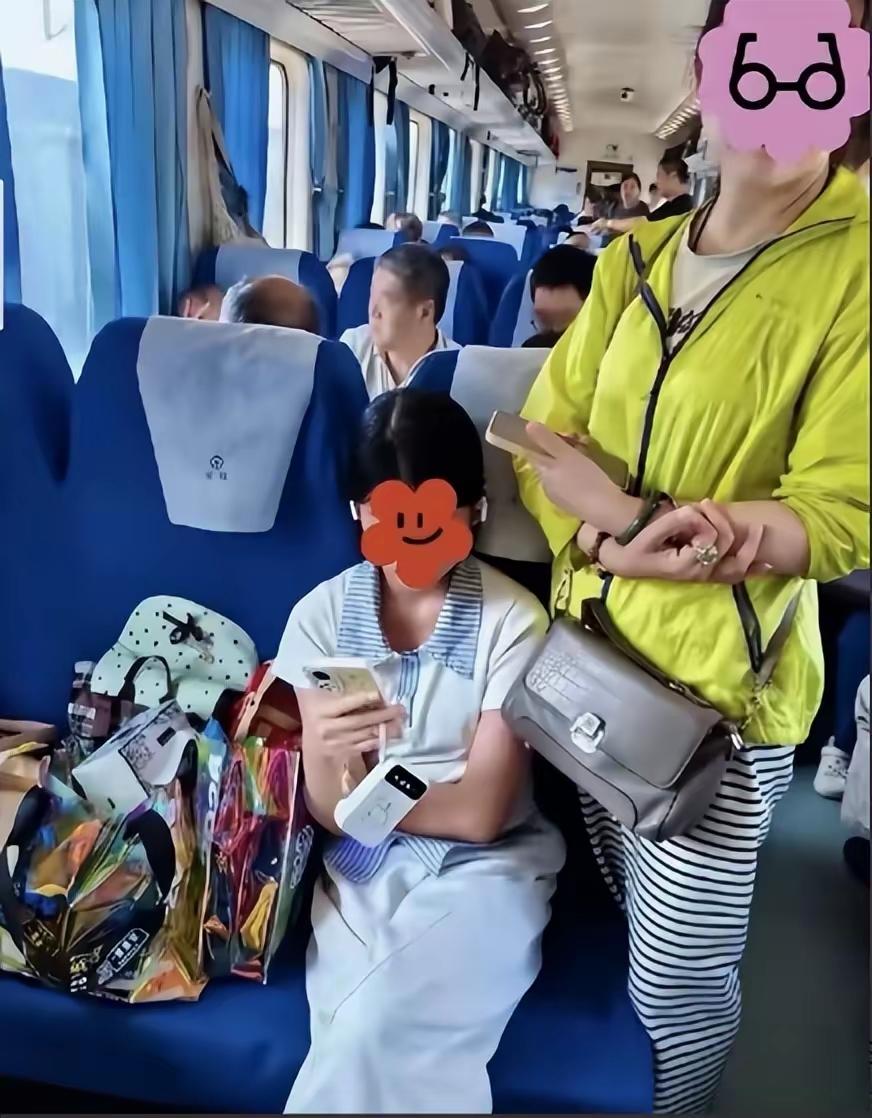 绿皮火车零食占座小孩没有问题！毕竟他们是孩子。这么大一堆的东西，你让他们两个放