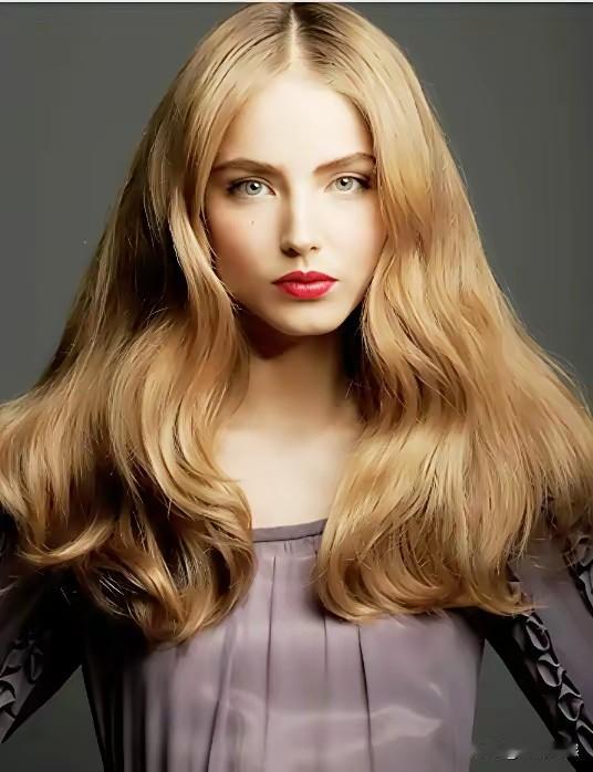 俄罗斯这个超级模特，长得是非常漂亮的，当年不知迷倒了多少人，然而就是这样一个大美