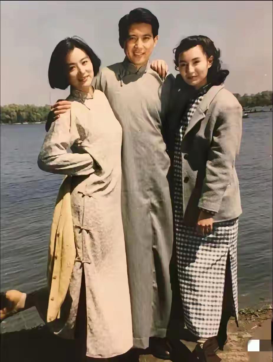左拥右抱两个大美女，中间这男的究竟是谁呀？有认识的吗？