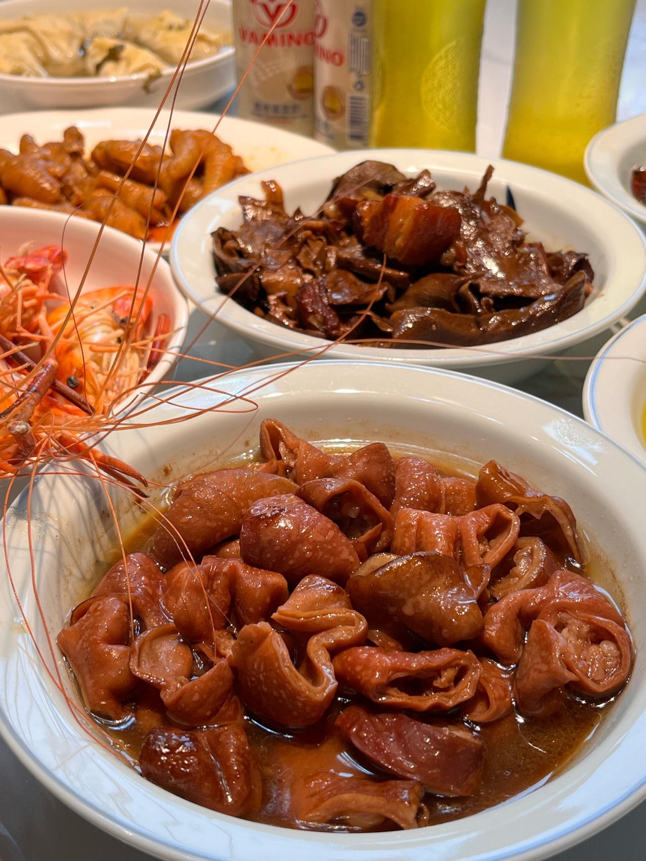 做红烧肉用冰糖还是白糖，这还挺有讲究。我更倾向冰糖。上次我分别用这俩糖做了两锅红