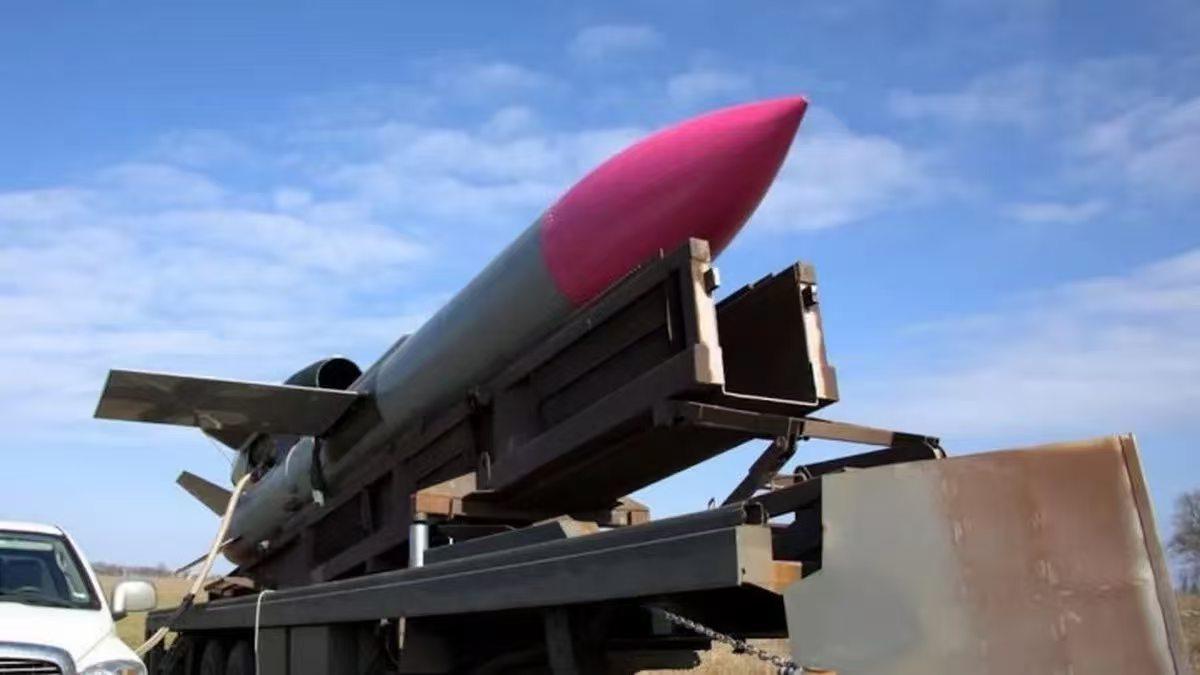 乌克兰到现在都造不出一款正经的防空导弹，但架不住俄罗斯天天往它家里扔导弹，炸厂房