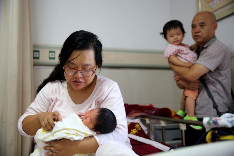 二胎妈妈的崩溃，藏在没人看见的夜里大宝二年级，小宝一岁。老公在外打工，家