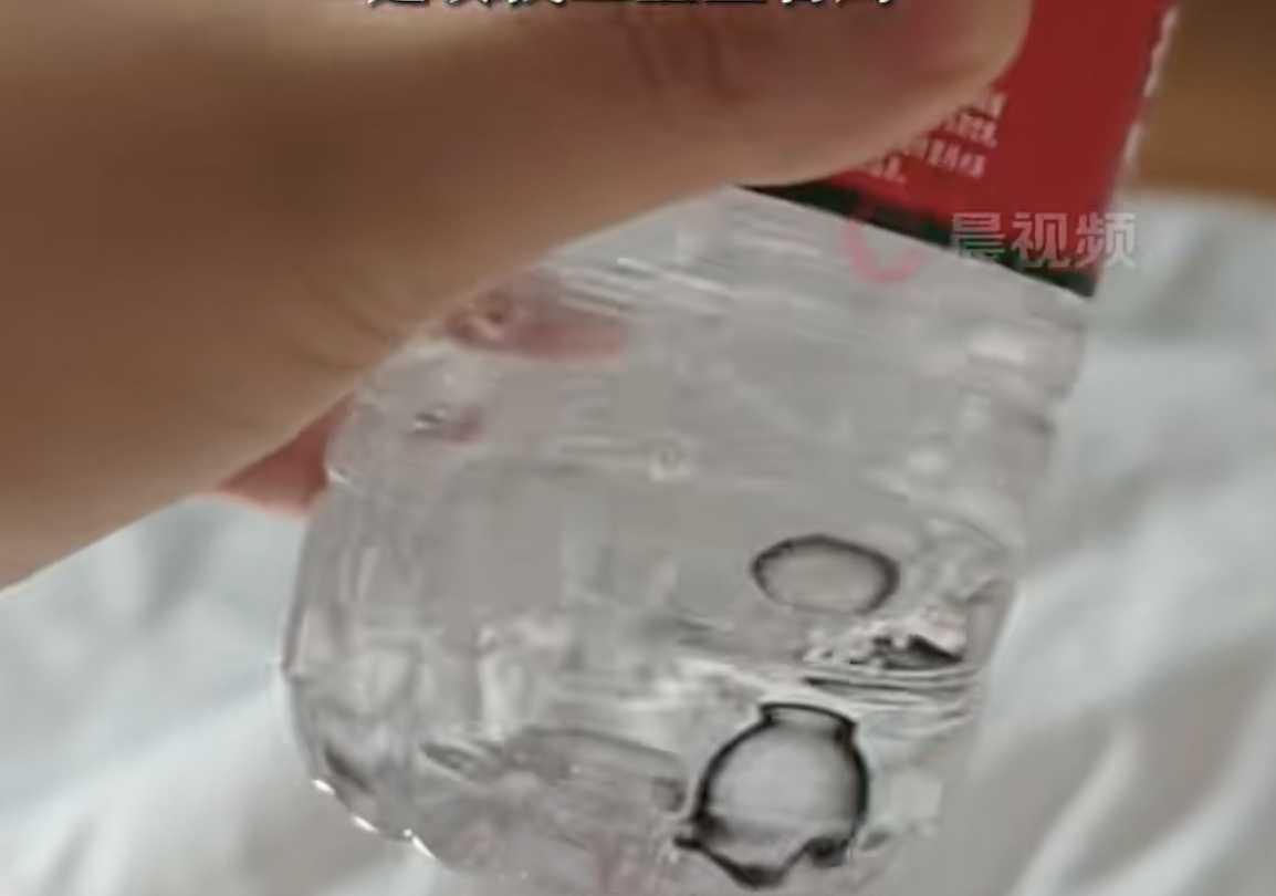 太惊悚！未开封矿泉水里惊现美瞳，酒店和女子各执一词，责任究竟在谁？出门在外
