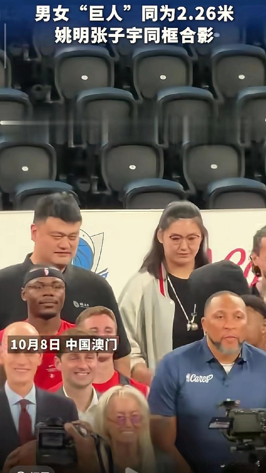 姚明也感觉到压力了，张子宇站在姚明身边一样高！NBA中国赛，多名NBA和中国