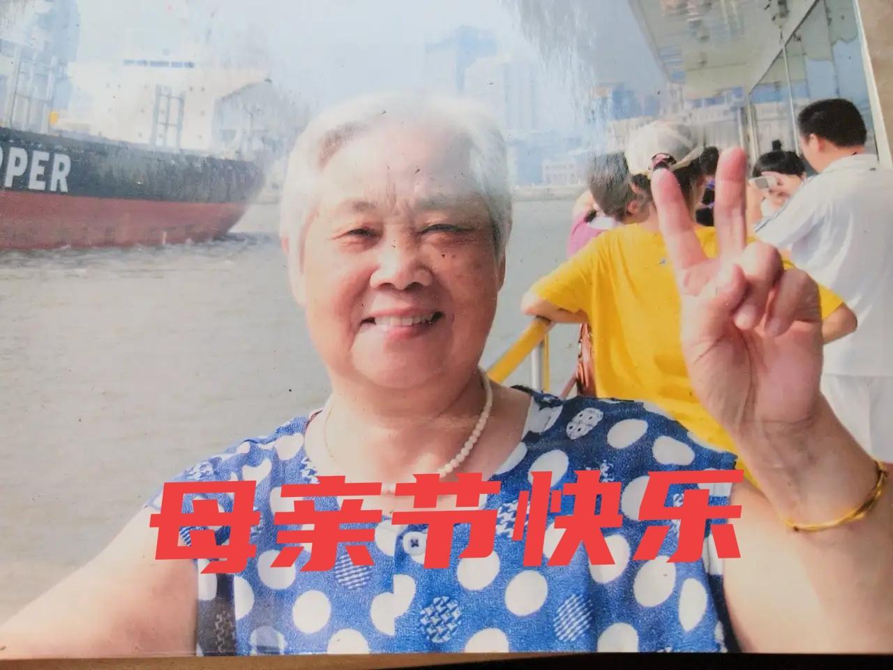 8:10分，在南昌赣江公园跑完步，在木头椅子上歇一下。在抖音上刷视频，突然发
