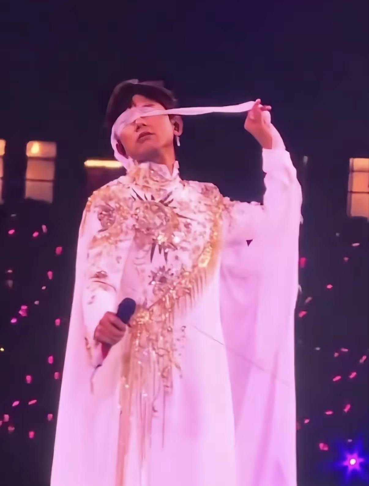 杰哥，咱也不能看见啥都往自己上套，也要讲究个“条件合适否”。近日，张杰演唱会