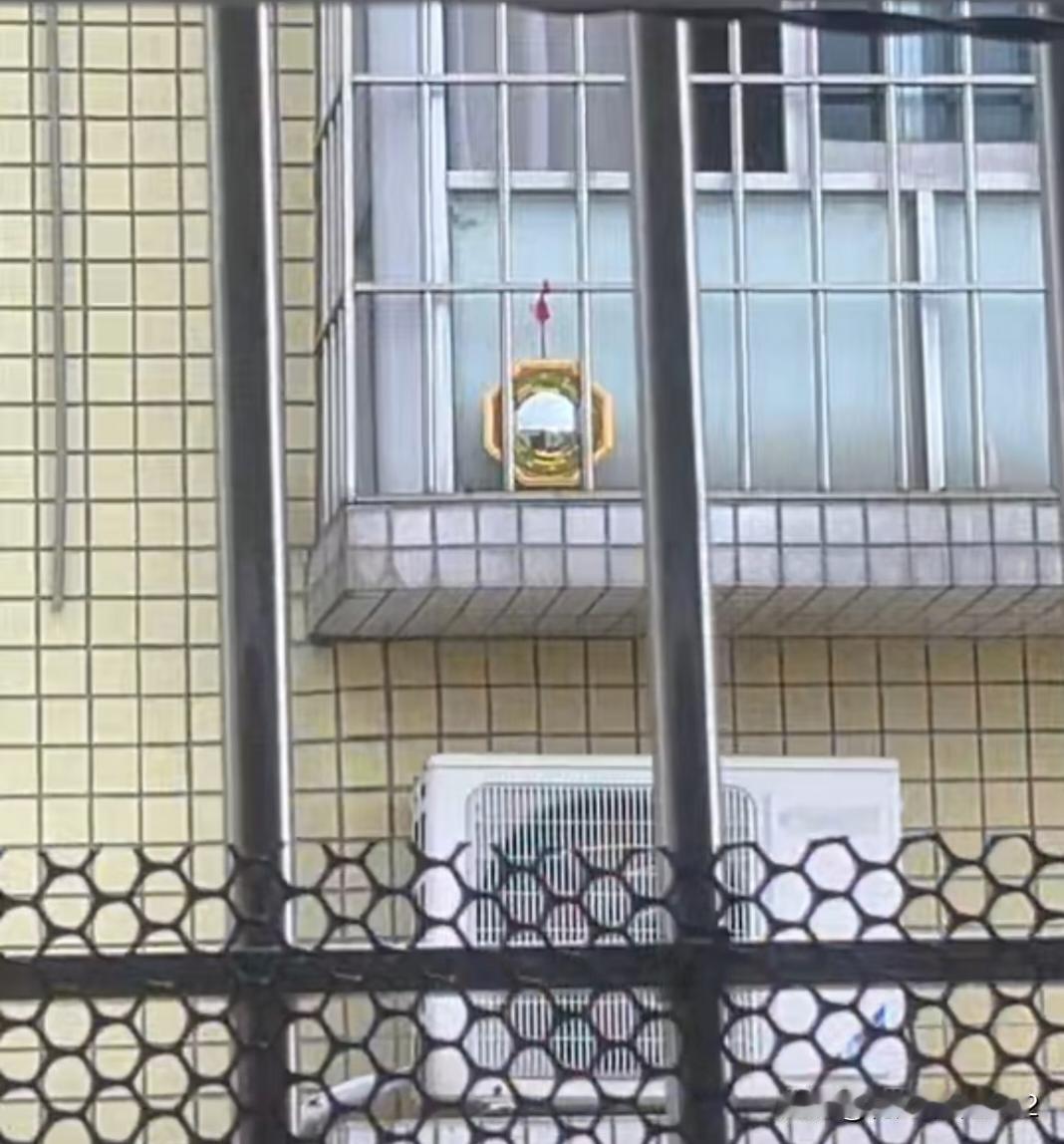 我右侧1号邻居与她对面的信神的邻居较上劲了。1号邻居说:遇到这种恶