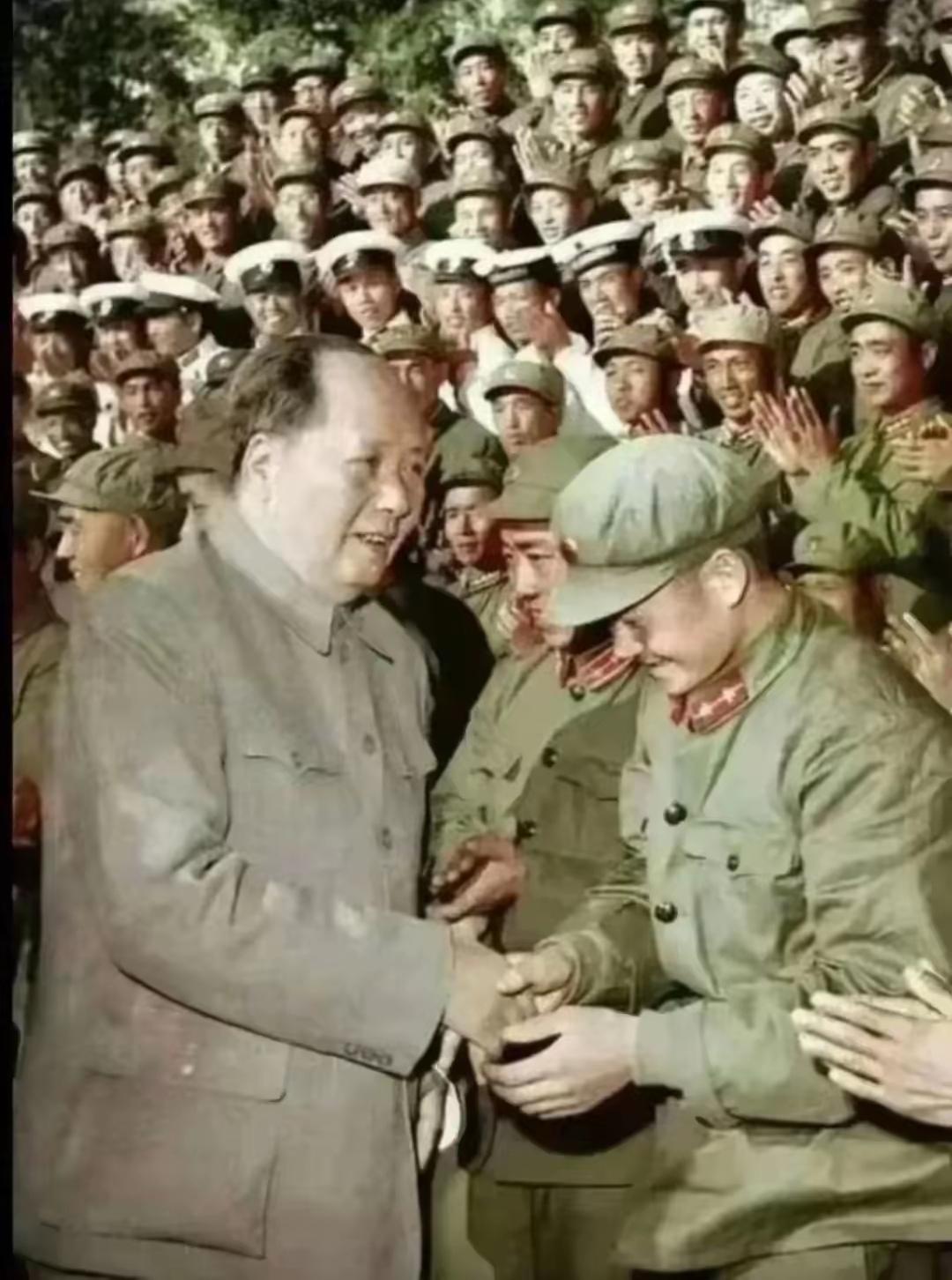 那个时候，能和毛主席握握手可是莫大的幸福。这位中尉挺幸运的，可以荣耀一辈子…