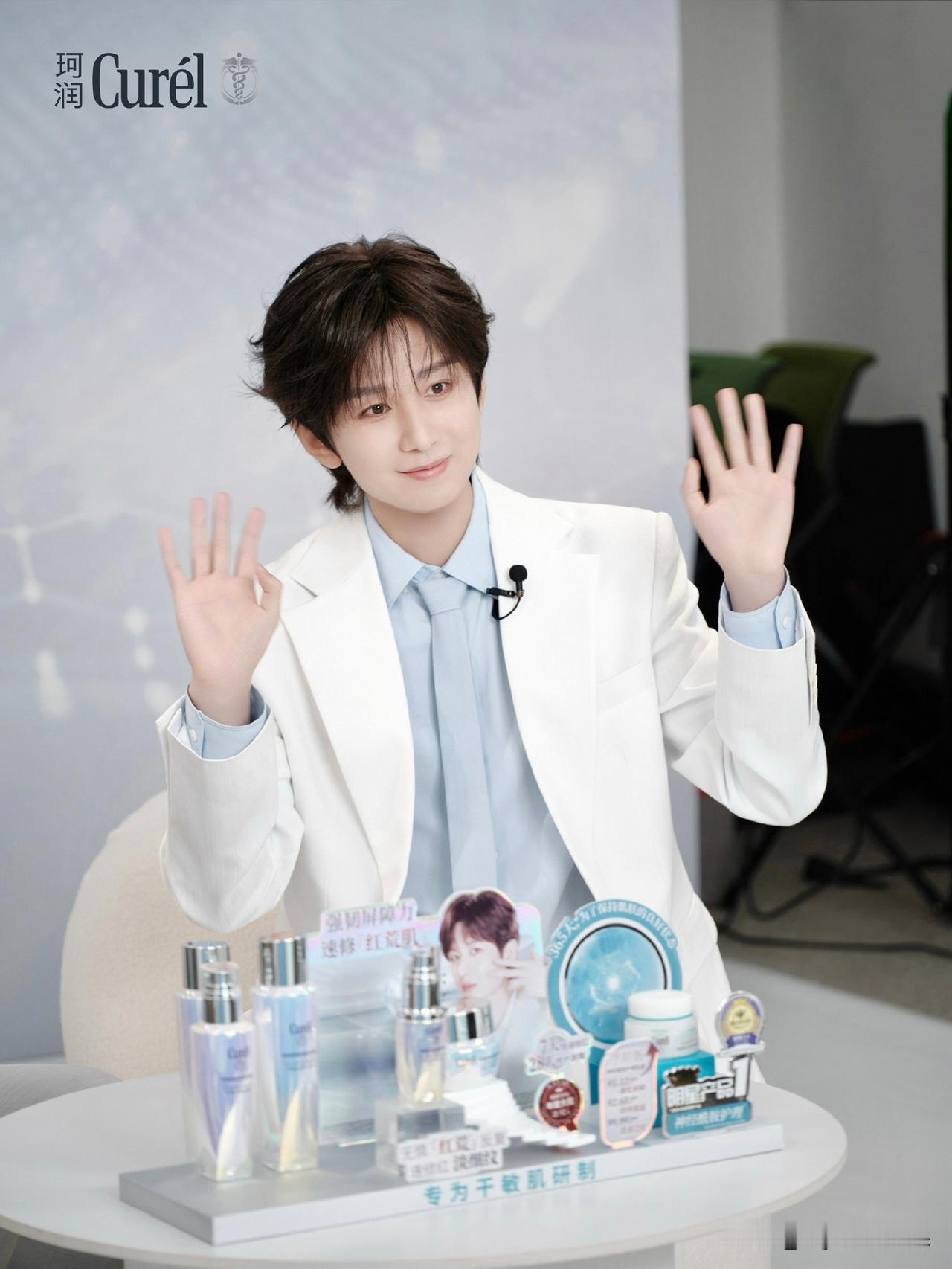 在我眼里，成毅哪里都帅呀！精致的五官，181的身高，配上练得结结实实的胸肌腹肌，