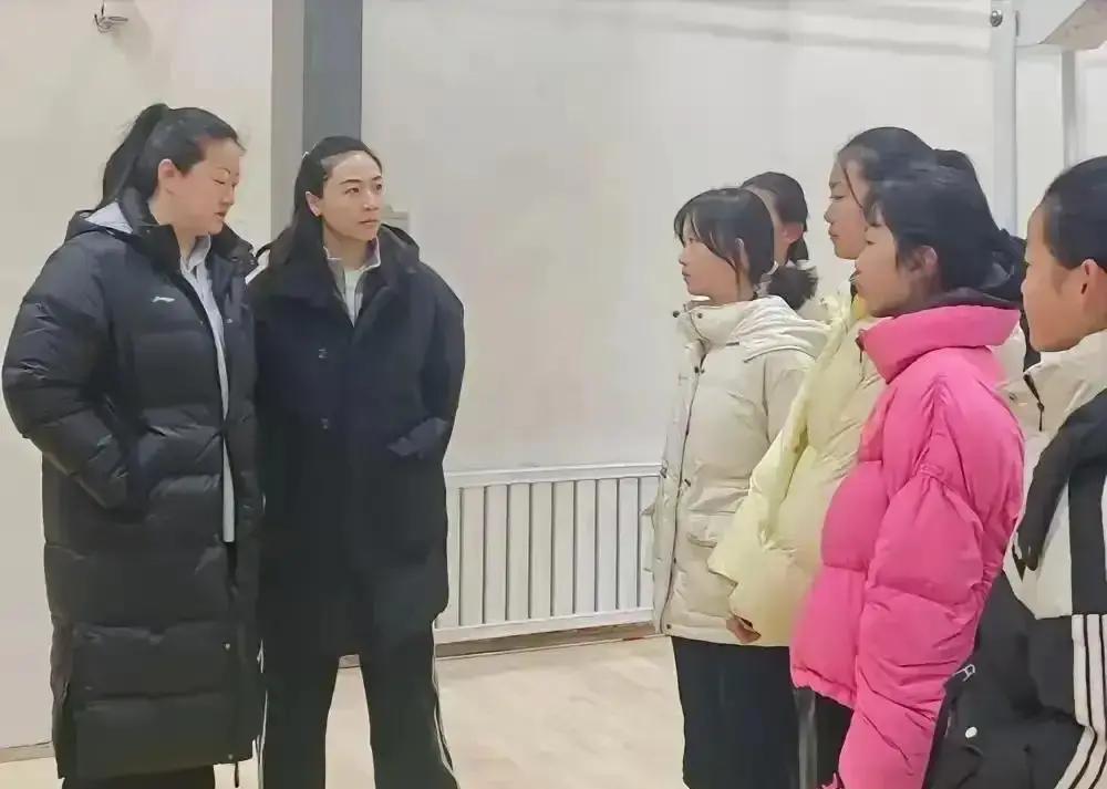 甘肃娃进天津队，家长连夜包车！这事发生在上周。定西一个初三女生，身高1米8