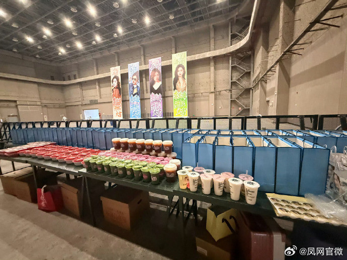 李兰迪没有让粉丝饿的风险李兰迪请吃饭的漂亮姐姐真的是跟粉丝之间是双向奔赴的呀，