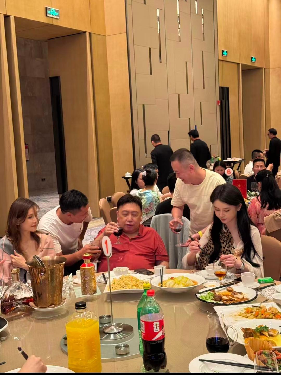 看王晶导演这架势，再看看旁边的人！他就不输当年只是有钱人吃饭也是喝可乐跟雪碧