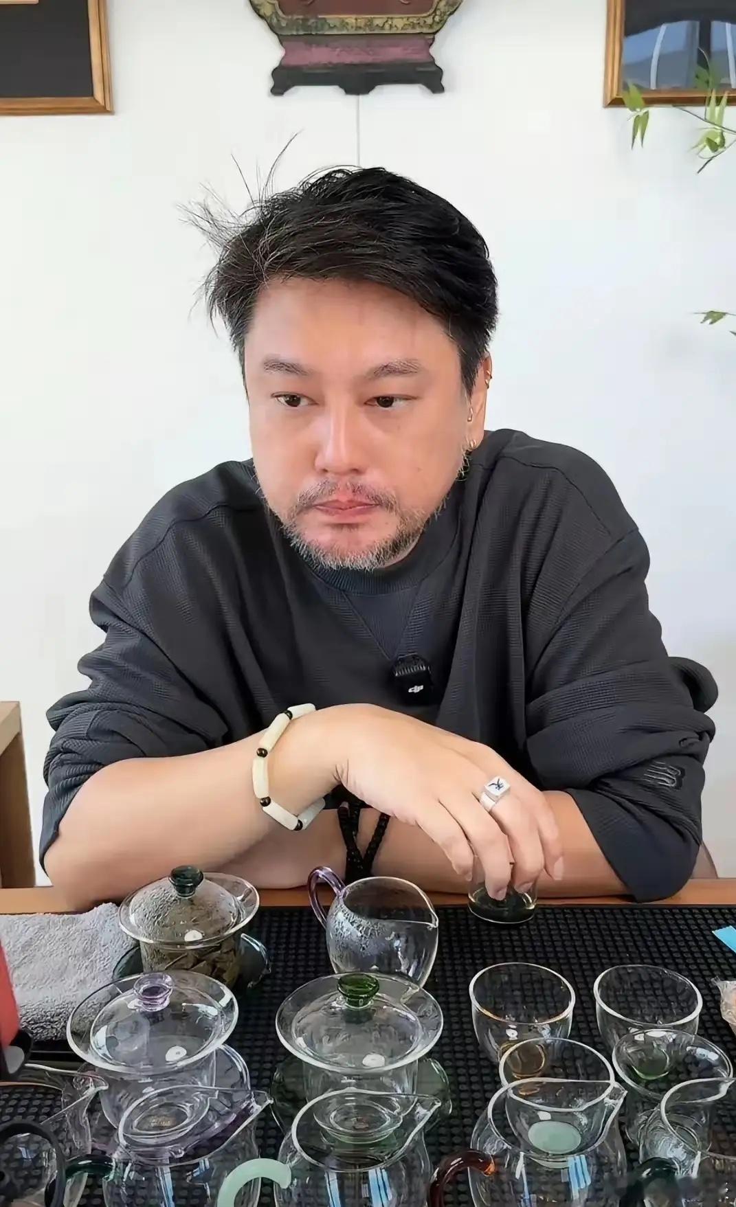 这事真的是没完了是吧朱孝天这会估计要偷着乐了自从朱孝天发视频澄清，不被网友买账后