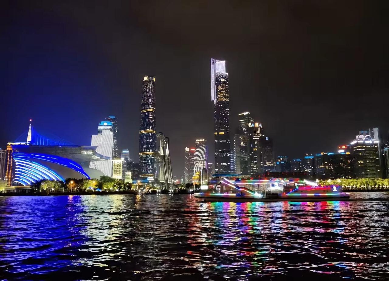 珠江的夜，藏着广州最浪漫的灯火✨。被广州的夜景狠狠拿捏了，这才是一线城市的氛围感