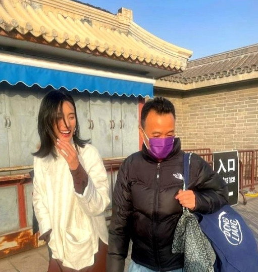 海哈金喜说她和李亚鹏已经分居很久了，但是没有离婚，我去查了以下海哈金喜的父亲，原
