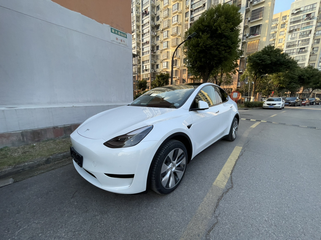 新车一血轮毂被刮刚刚提车一周不到，还没上牌，今天去商场，那个路是真的窄，右侧2