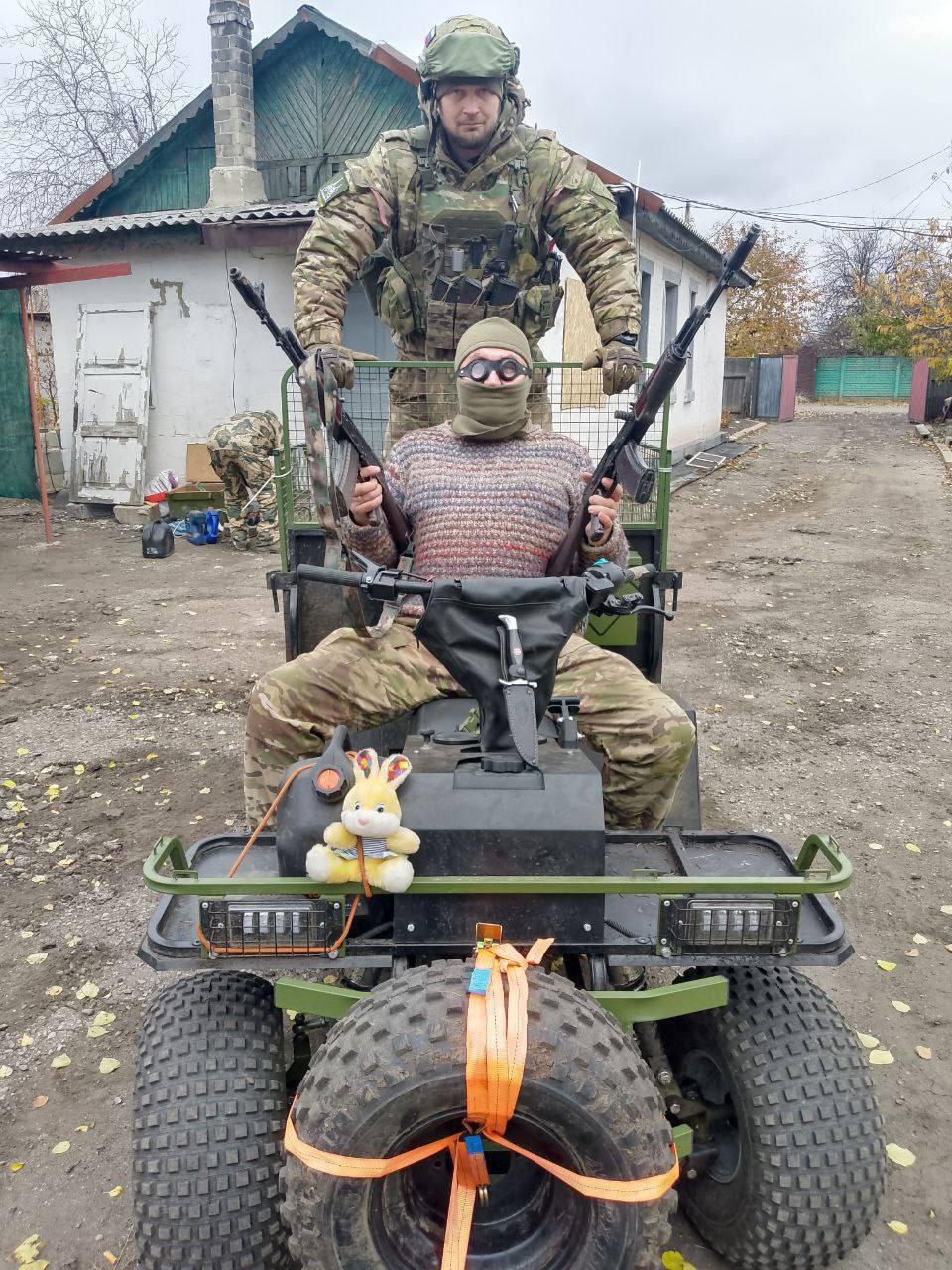 今日骑兵，俄军在乌克兰使用民用全地形车和摩托车作为机动“骑兵”部队的情景。自20