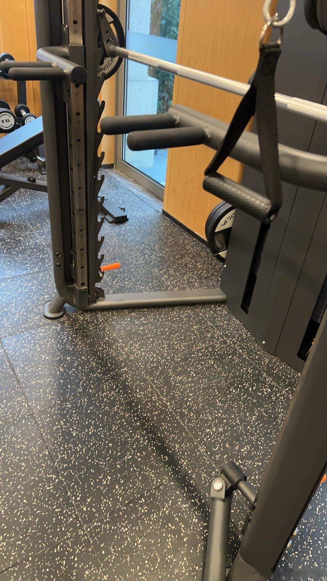 果然，先直臂下压，胸更有感觉我的日常plog健身房攻略