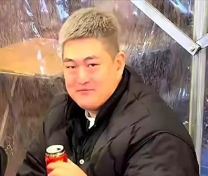 别再可怜赵本山儿子“摆烂”了，他根本不需要努力。你看见他顶着一头白发，穿着