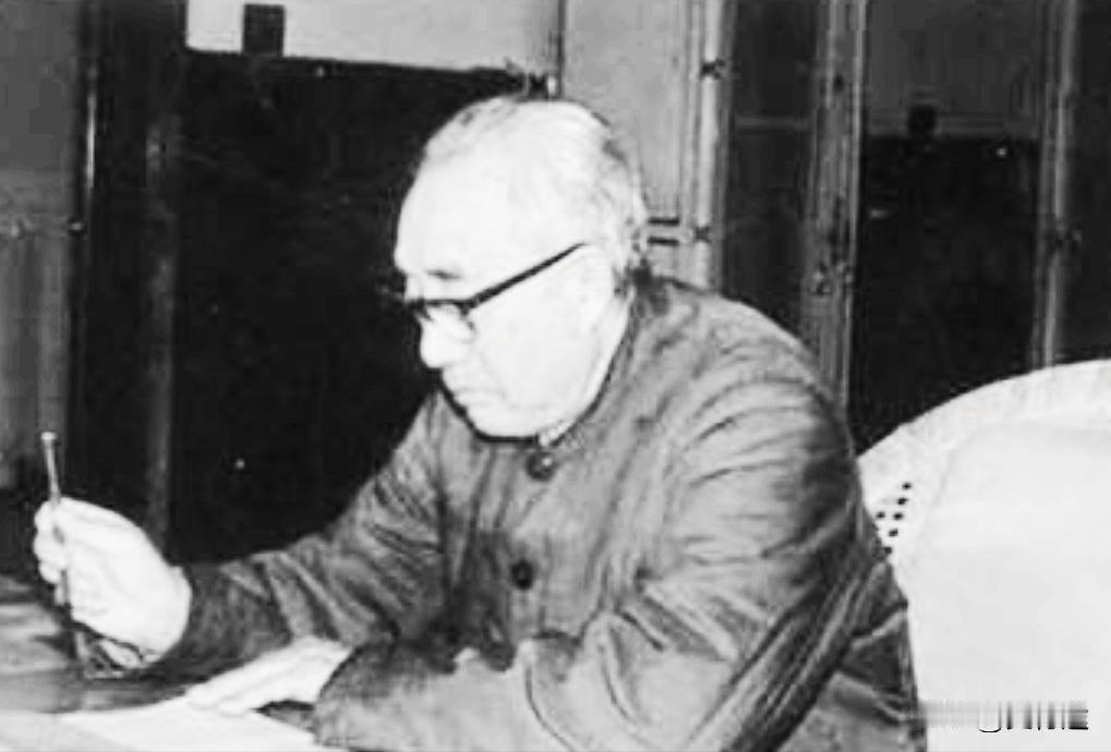 毛主席病逝后，徐向前打开主席生前留下的绝密电报，看完竟然罕见失态了！电报放