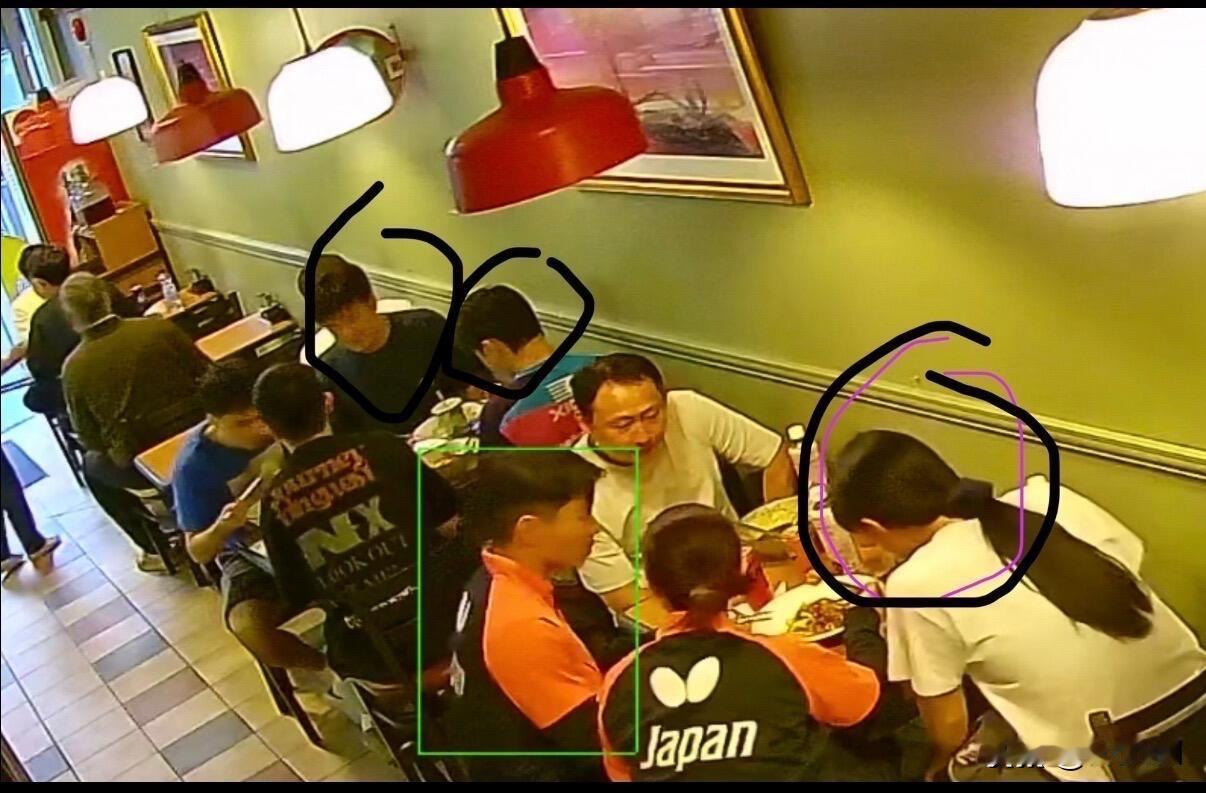 中日韩乒乓球运动员在瑞典一起拼桌吃饭！周启豪、张本智和、安宰贤等运动员一起拼桌
