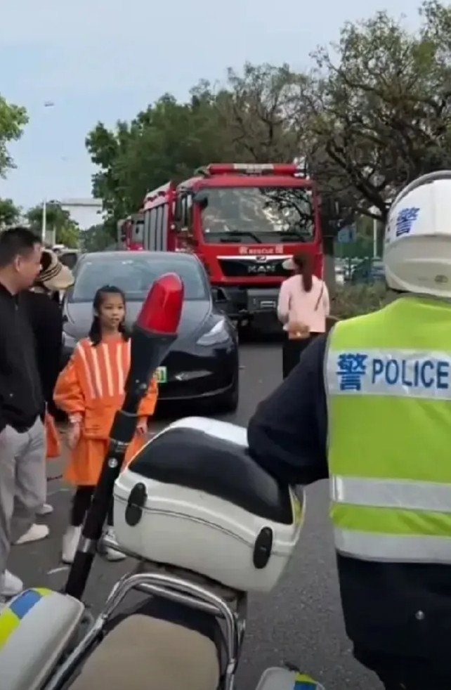 特斯拉停在路中间，堵住消防车十几分钟，女司机来了态度蛮横，被群众骂你这种人不配开