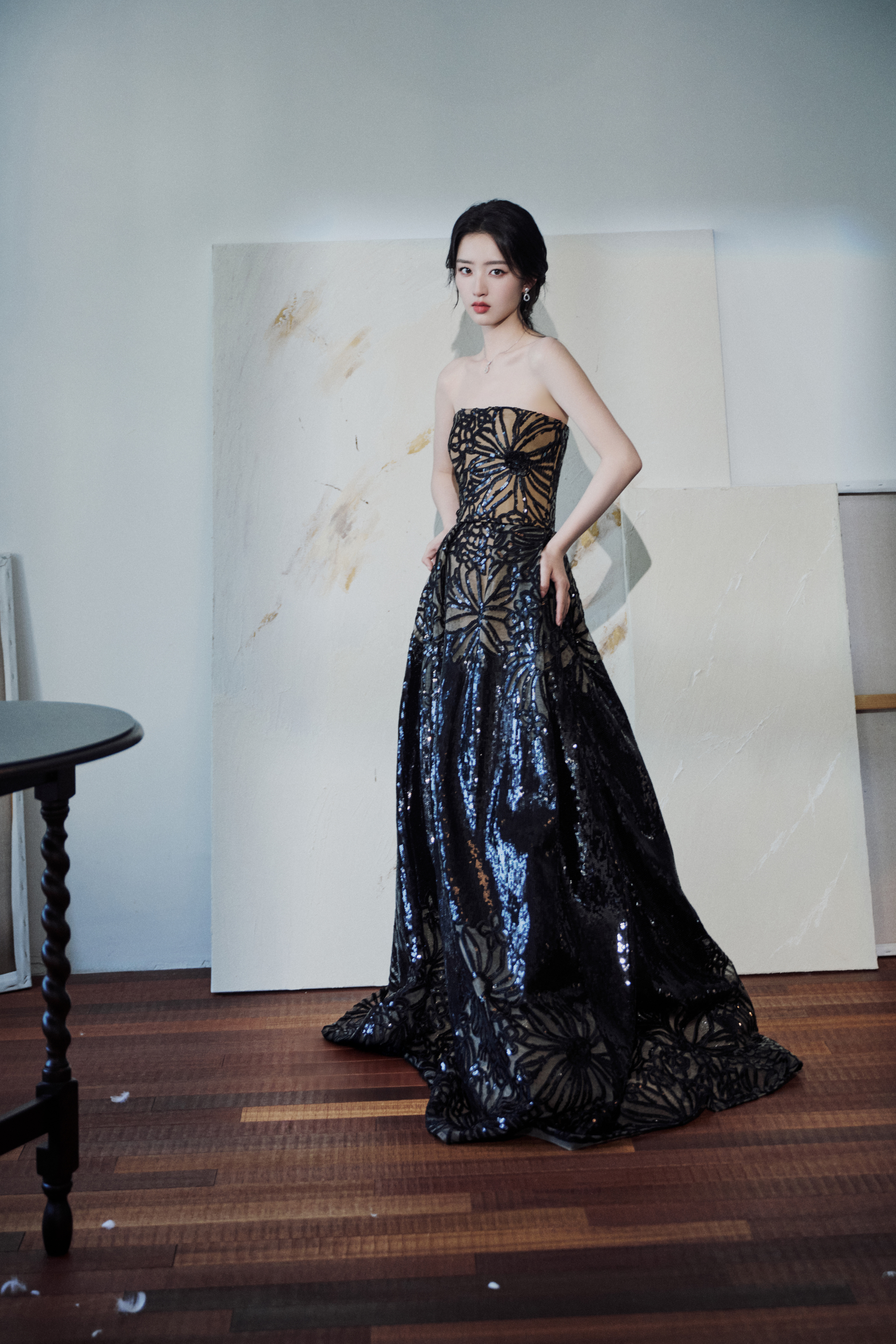 邓恩熙黑裙上流转出静谧的光，以舒展的姿态，将清冷与华丽融成独一份的优雅。