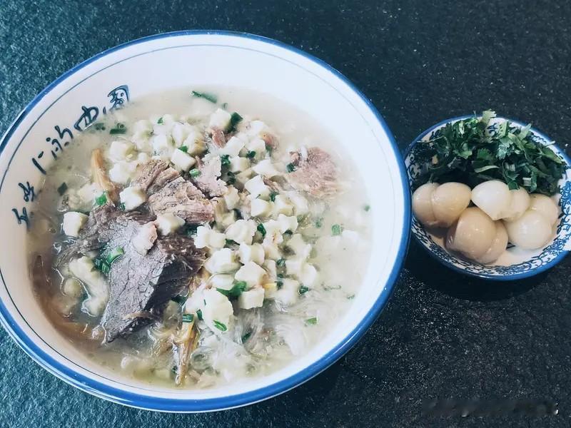 来西安旅游的不会都是穷游的吧？最近网络上集中开始攻击西安泡馍，认为22-38元