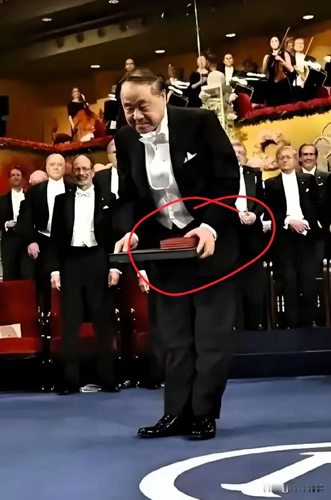 看到有人拿莫言领奖说事儿，我倒觉得他那一身燕尾服穿得挺有意思。当年不少人骂他“跳