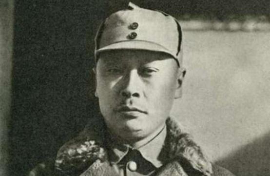 1941年，国军团长准备投奔新四军，谁知夜里却被暗杀，被捅了3刀，却没死。杀手走