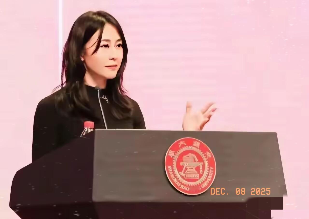 争议未平就登顶级讲台！金刻羽风波后亮相我国经济学年会，网友：谁给的底气？爱