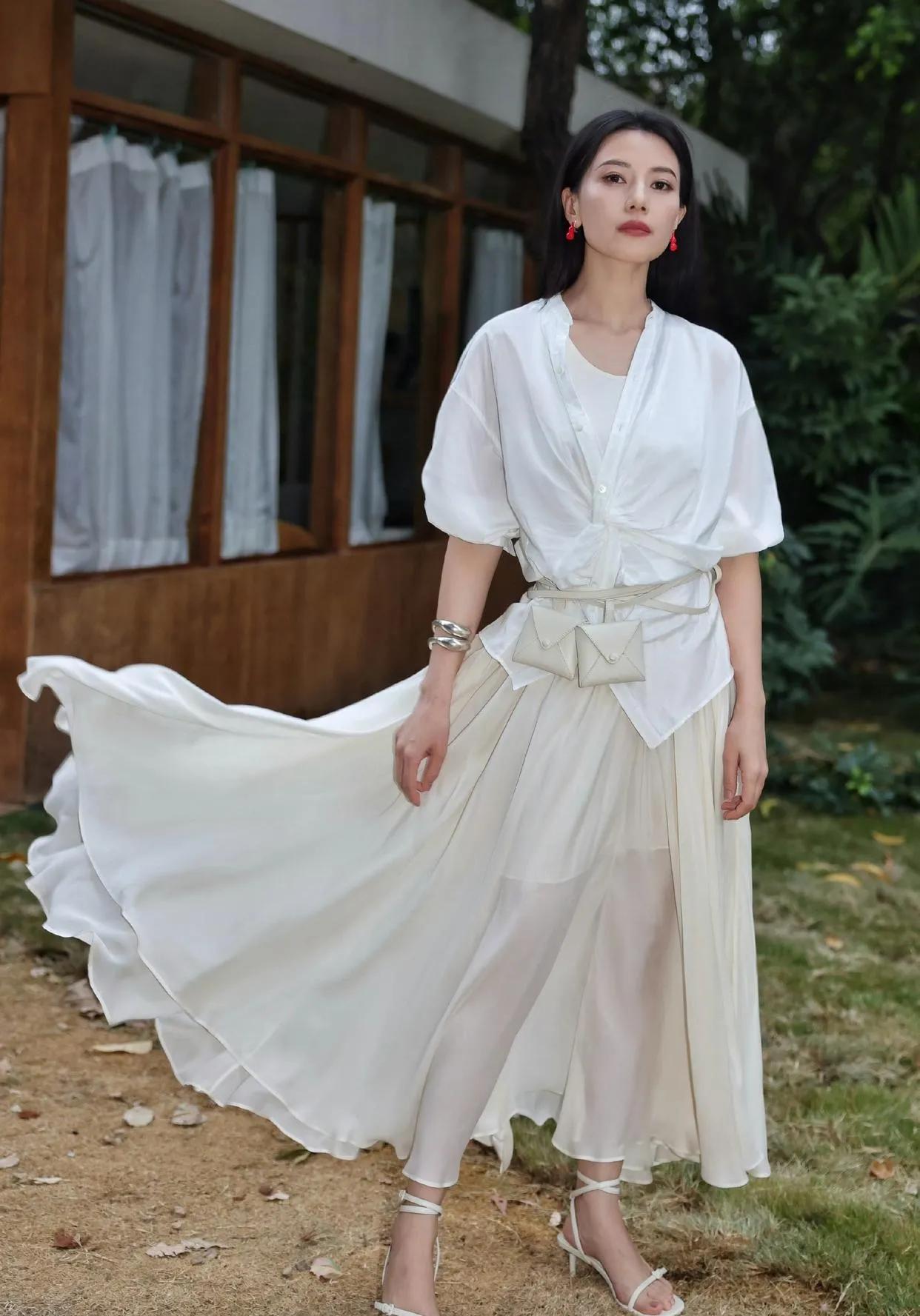 高圆圆这组穿搭写真，把“优雅”两个字刻进了骨子里✨白裙配红耳饰，仙气飘飘；卡其