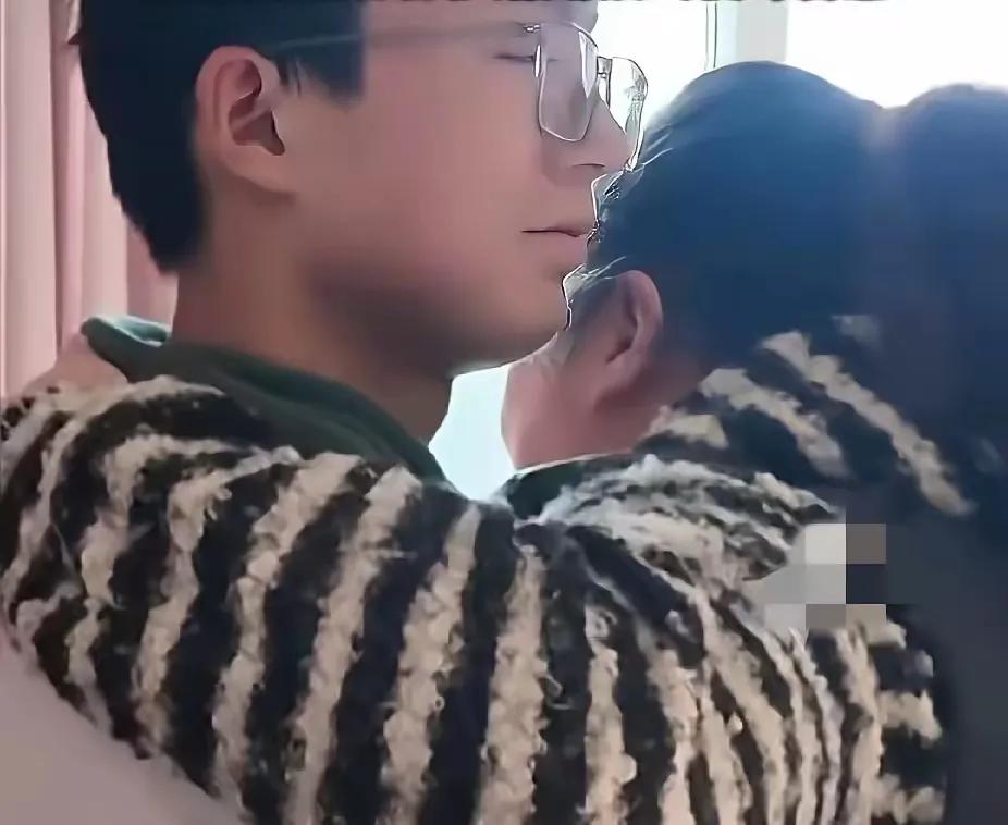 一个14岁的男孩攥着4张奖状，眼睛亮晶晶地跑进门找邻居阿姨。谁能想到，阿姨那句“