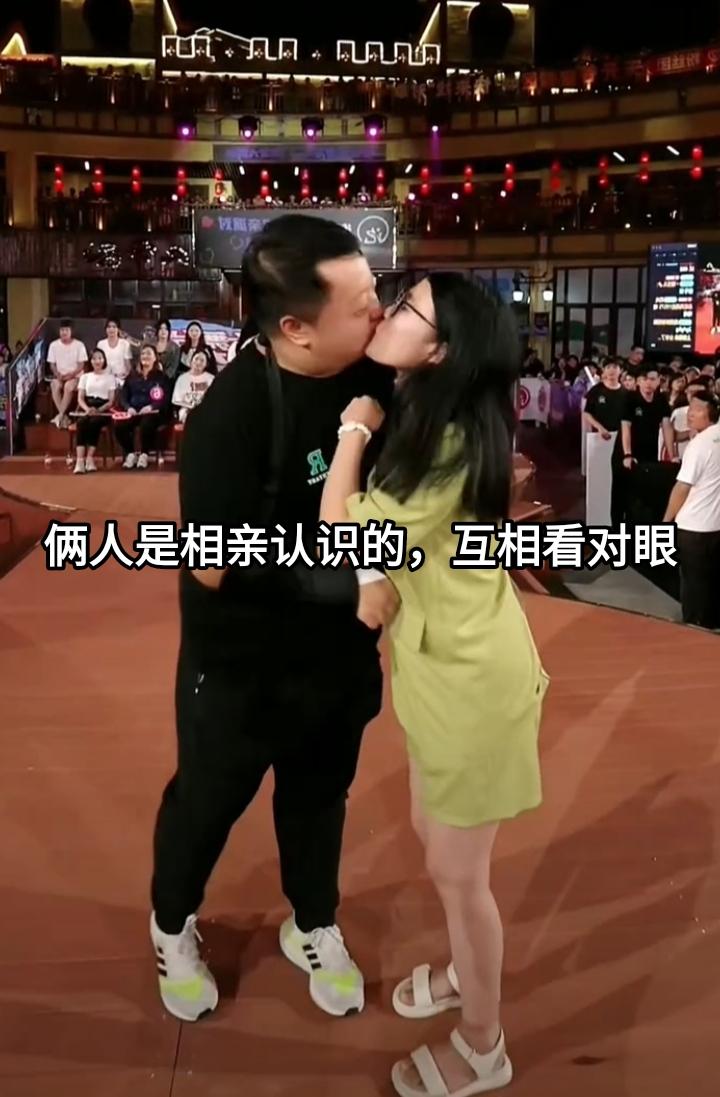 她们经过相亲认识互相看中了对方，俩人很大方，一点也不吝啬表达自己的爱意，和对象亲
