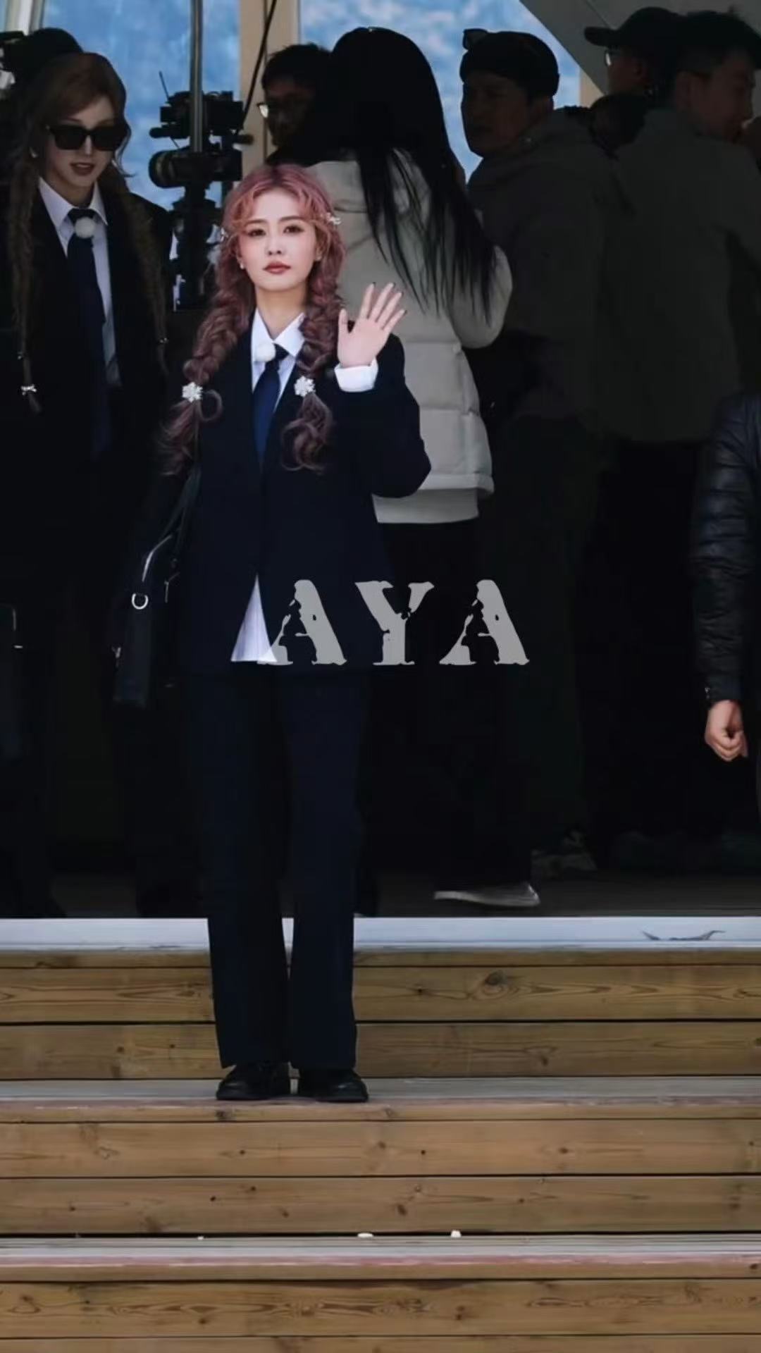 白鹿粉发制服造型​​​粉发的制服鹿鹿美出新高度啦～​​​