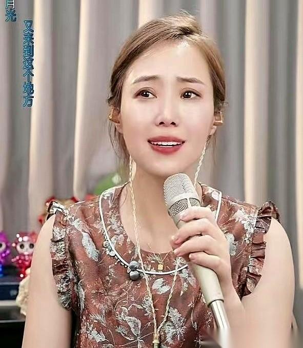 主播某朵，在跟“合伙人”丰盛的关系被捅破后，直播间彻底变了味儿。昨晚她小号开播