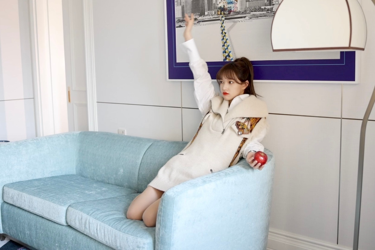 程潇小姐姐，高马尾毛衣穿搭唯美写真，光脚丫好可爱。程潇