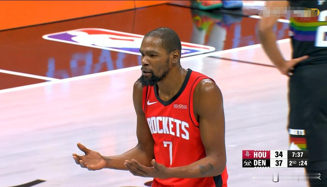 我彻底的被火箭巨星杜兰特打服了！在今天火箭客场挑战掘金的上半场比赛中，杜兰特将自