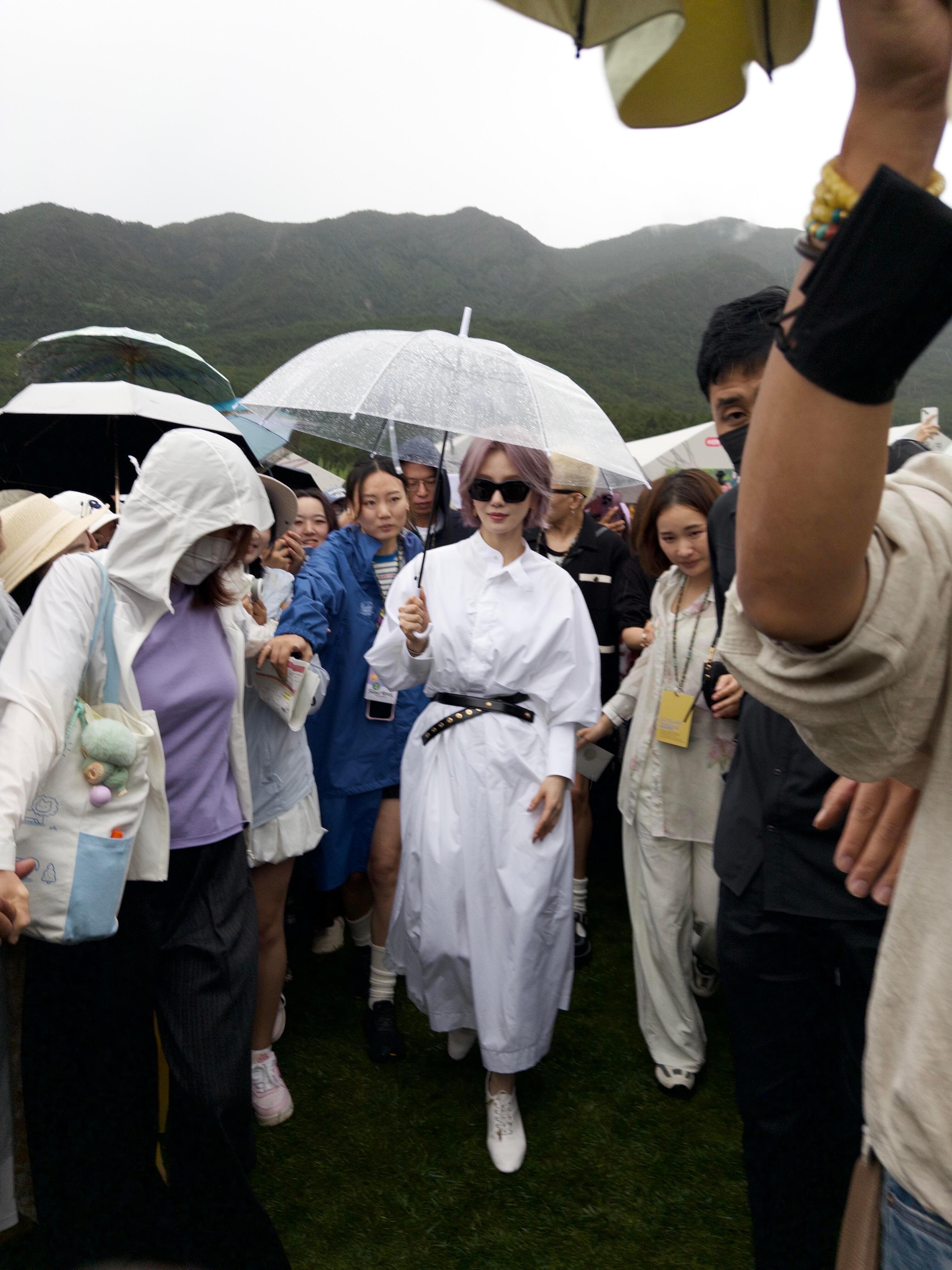 刷到这两张好有感觉老公出街帅酷了哈哈