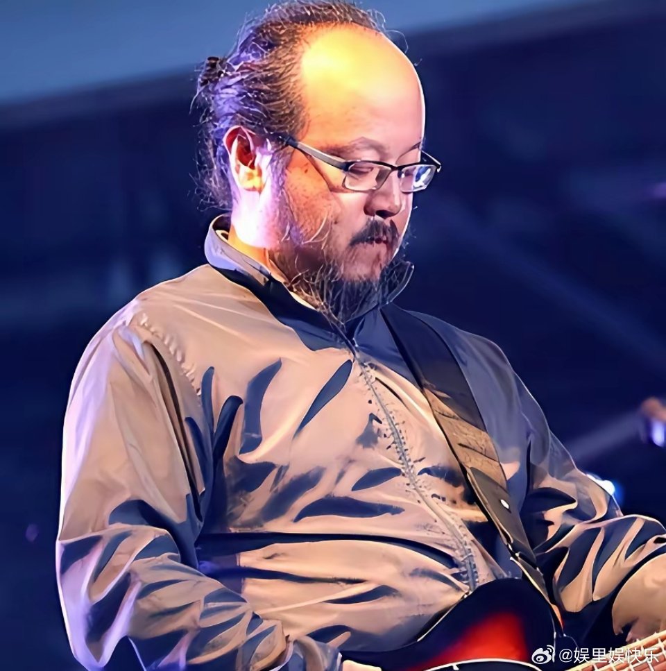 翻到窦唯年轻时的旧照，瞬间懂了为啥大伙说他和王菲是绝配。现在56岁的窦唯定居阿那