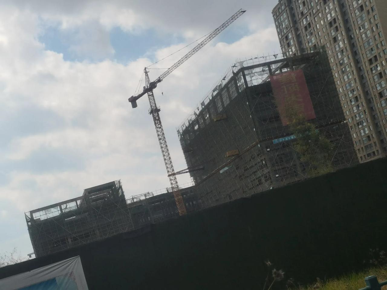 还真的有这种，是一家私人投资的医院吧！叫昆明市郑保中医骨伤医院。这家只封顶确烂