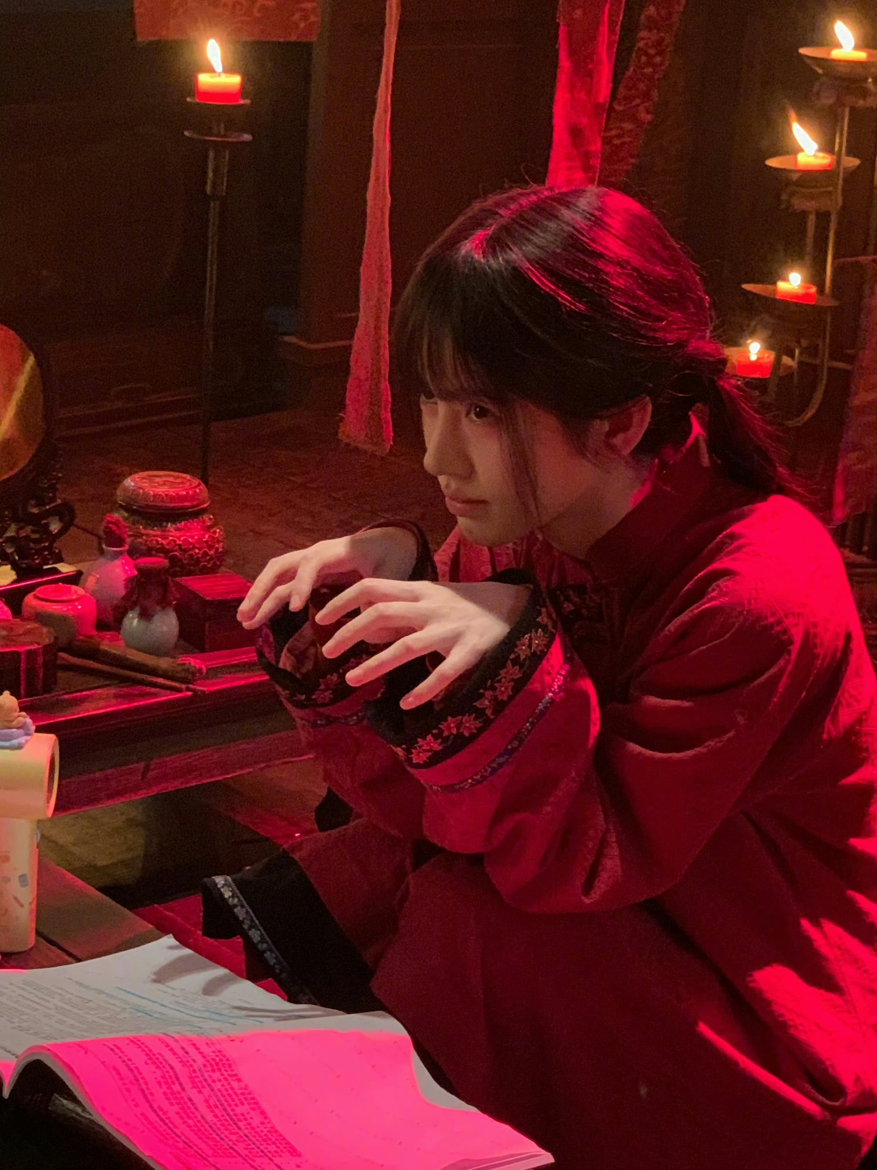 鞠婧祎OMG你萌到我了谁能拒绝扮凶失败的苏绿夏呢，明明一身红衣自带古宅惊悚氛围感