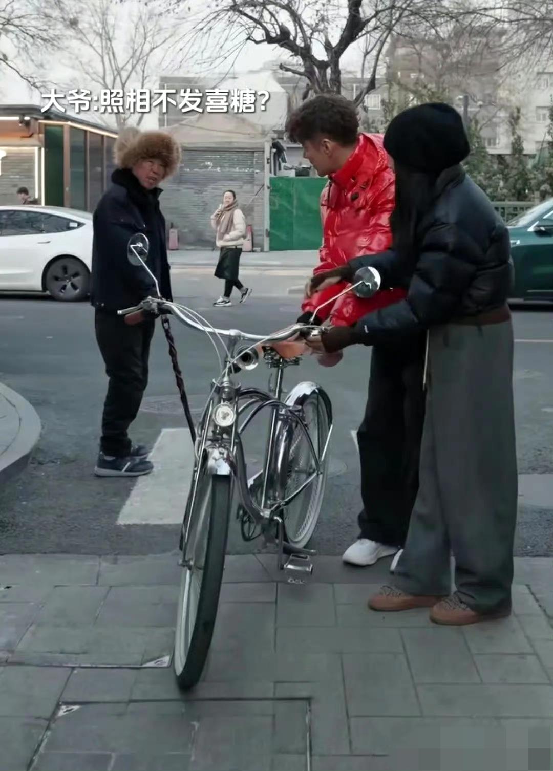 胡兵瞿颖街头被大爷催婚！“照相不发喜糖？”笑翻全网这大概是今年最可爱的“乌